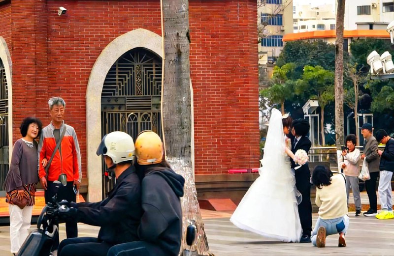 热恋中的情侣，奔波的夫妻，步入晚年的老人
