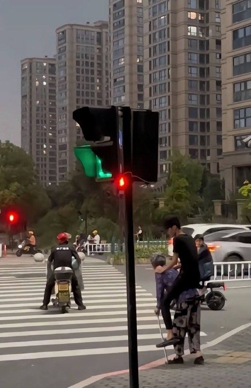 还知道等红灯挺有素质的