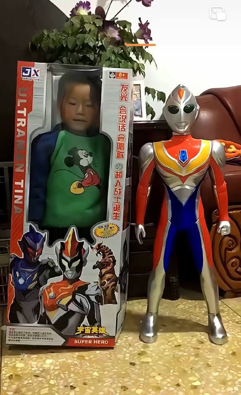 奥特曼：哇，这是什么？爸爸：给你买的人间体