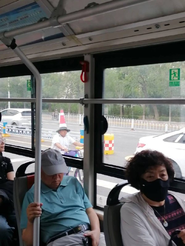 路障僵尸上路了 #松弛感路障僵尸上路了 #松弛感