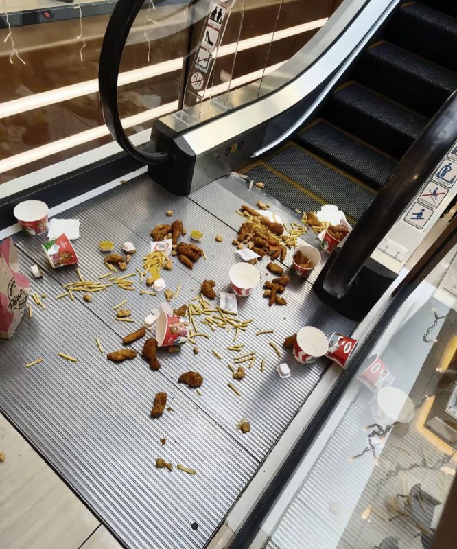 多想成为一只野狗，贪婪的趴在在地上进食，不用在意别人的眼光