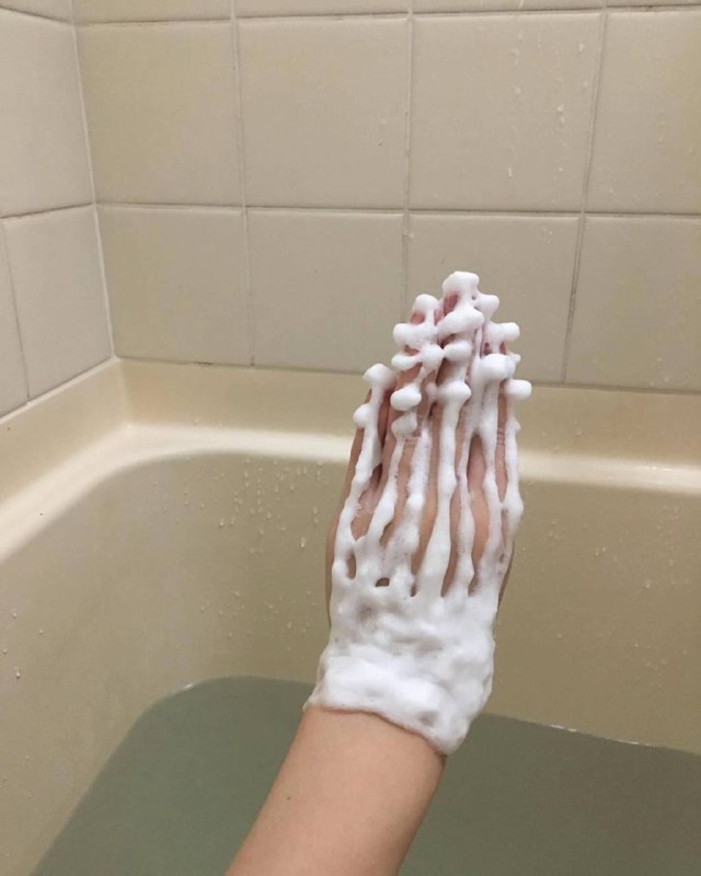 泡沫也能成为艺术日本艺术家 Yuri Sugiura，用浴缸里的泡沫创作出一幅幅艺术作品