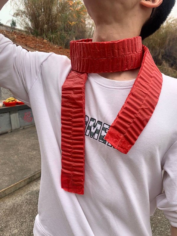 有个线头，打火机燎一下