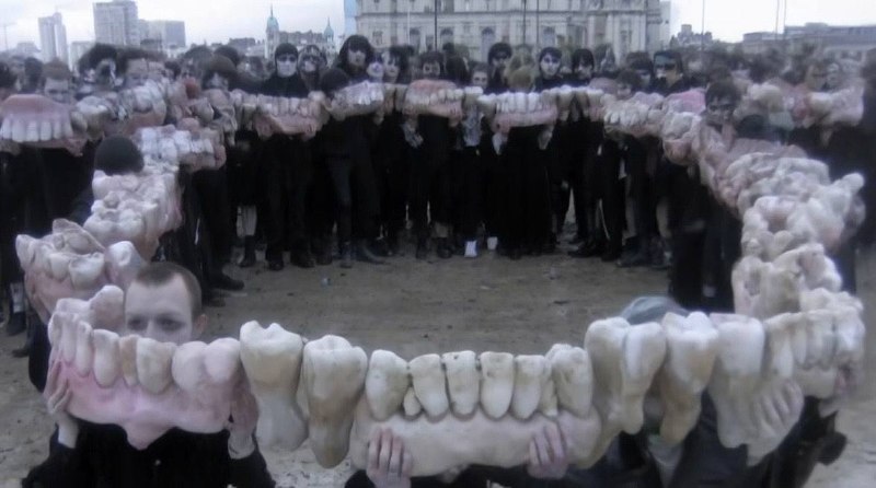 我反復咀嚼你給我帶來的傷害 發誓要成為像你一樣的人 可是我又想 人不能沒有心