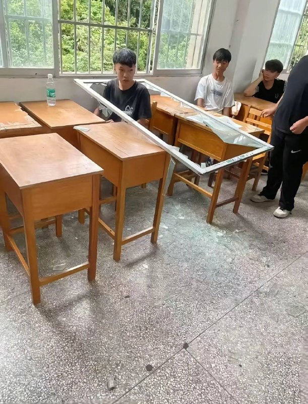 禁止把头伸出窗外