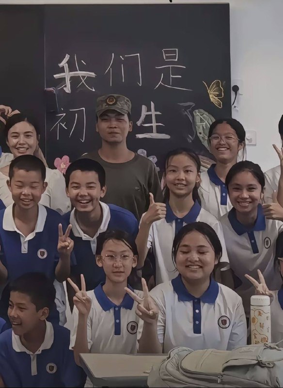 此时，教官的嘴角已经绷不住了