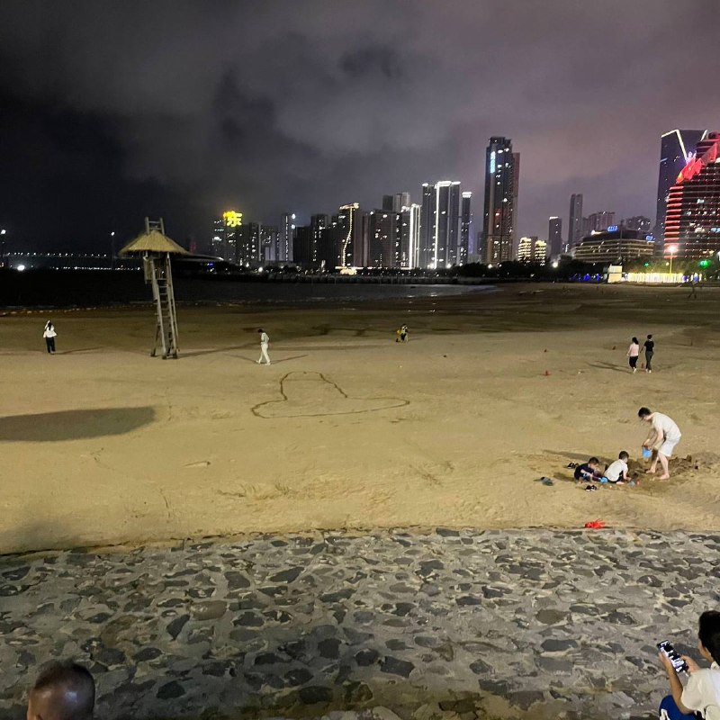 谁家熊孩子干的？#沙滩